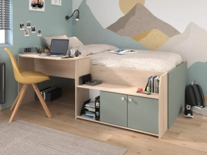 Multifunctioneel houten kajuitbed Jade van Parisot met ingebouwd bureau en opbergkast in een modern ingerichte jongenskamer.