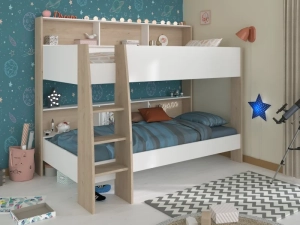 Modern Parisot Shelter stapelbed wit eiken in een compleet ingerichte kinderkamer.