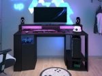 Zwart gaming bureau met LED verlichting, plek voor twee schermen.
